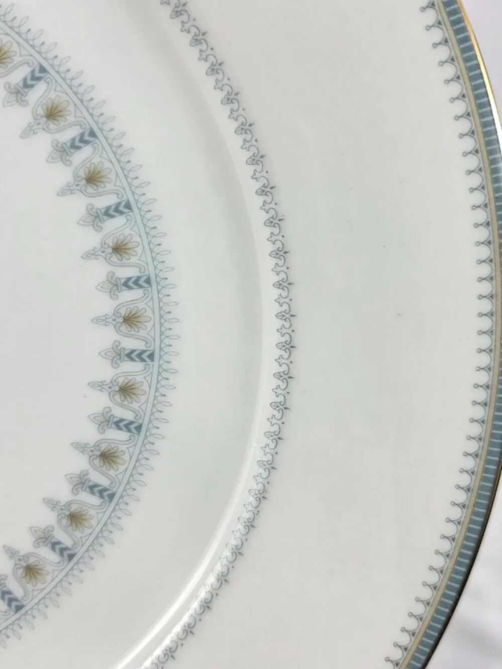 ONE Noritake Maya Dinner Plate White with Blue & Green Geometric Design 6213